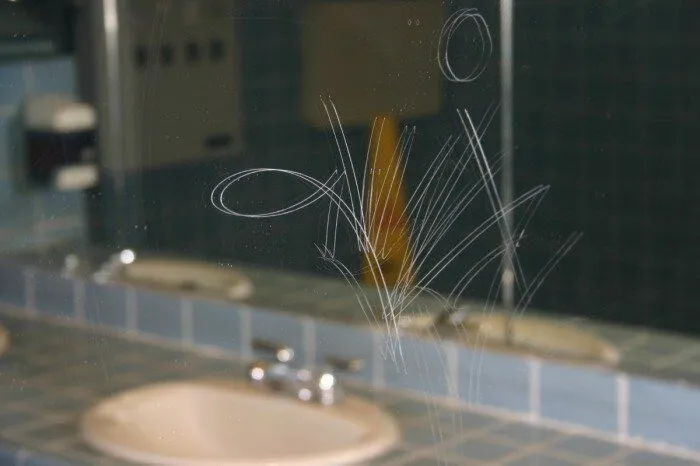 از بین بردن خش روی آینه