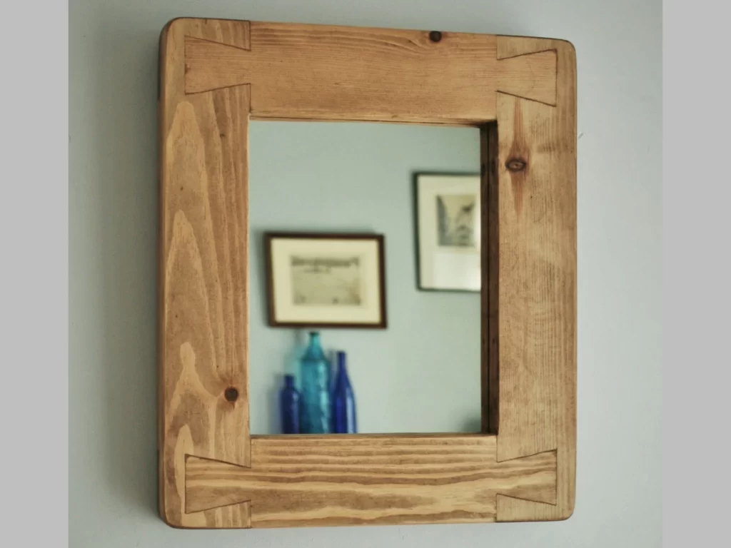 آینه چوبی کوچک