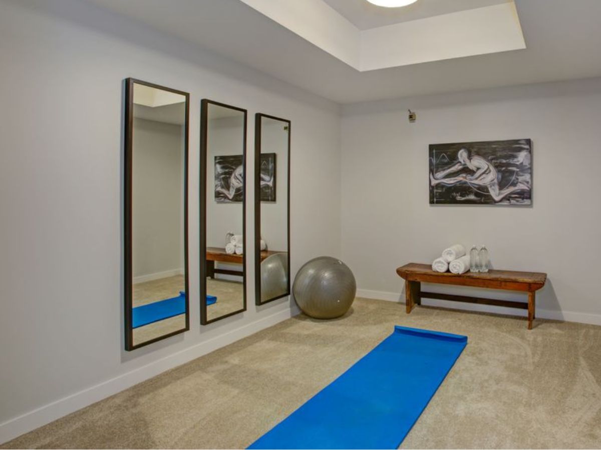 داشتن آینه دیواری بزرگ